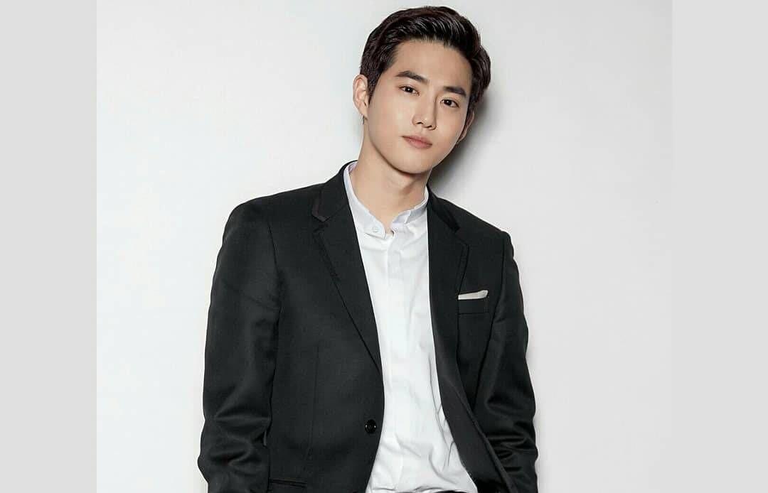 Jadi Leader Kharismatik, 7 Bukti Gagahnya Suho EXO dengan Setelan Jas