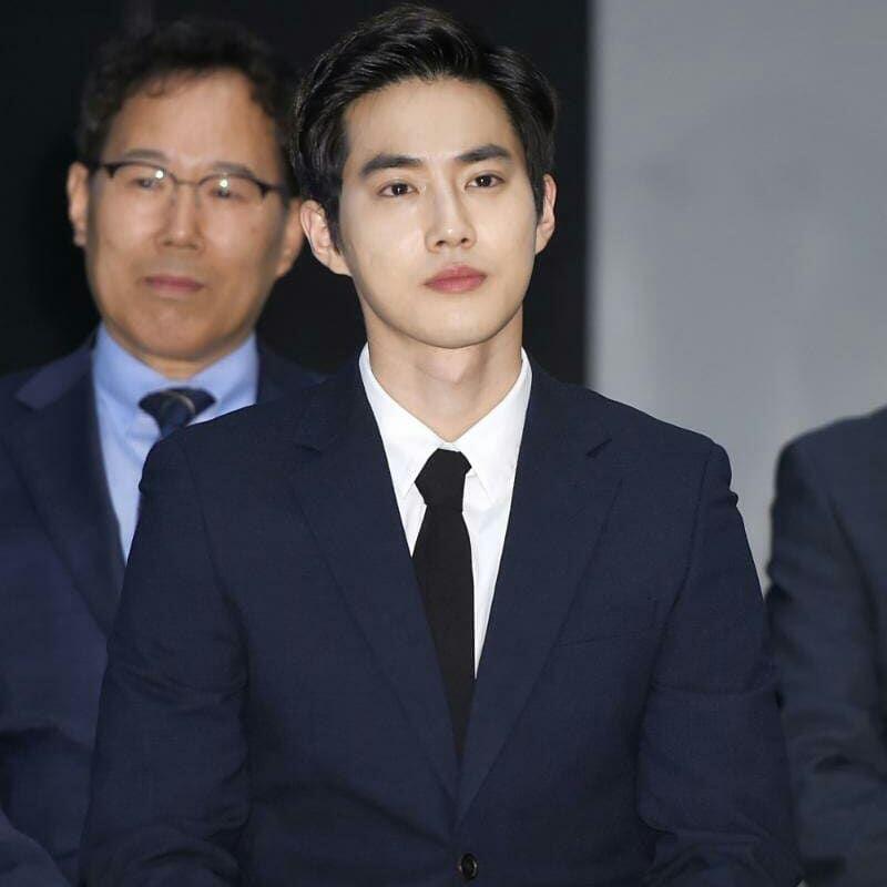 Jadi Leader Kharismatik, 7 Bukti Gagahnya Suho EXO dengan Setelan Jas