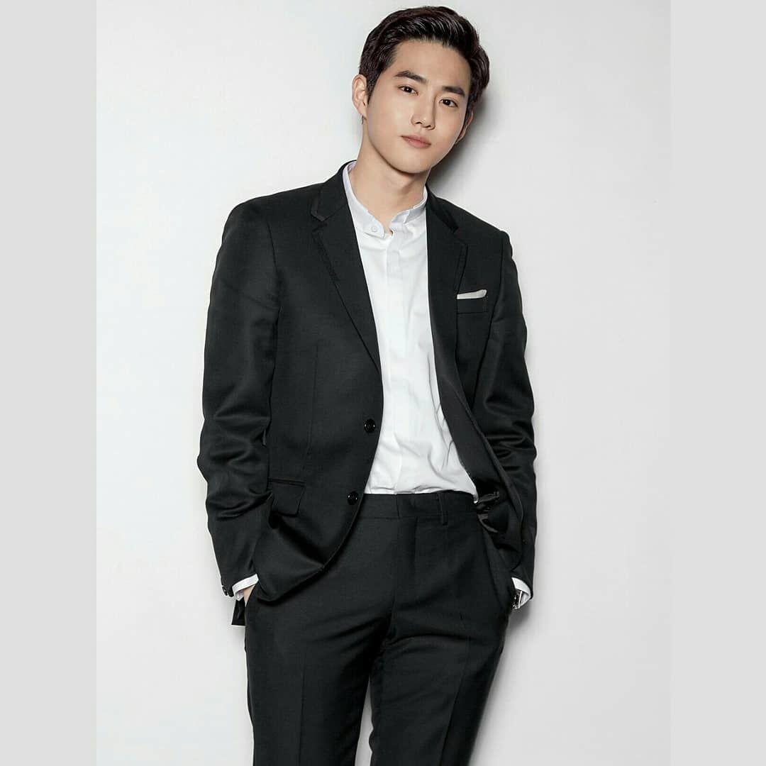 Jadi Leader Kharismatik, 7 Bukti Gagahnya Suho EXO dengan Setelan Jas