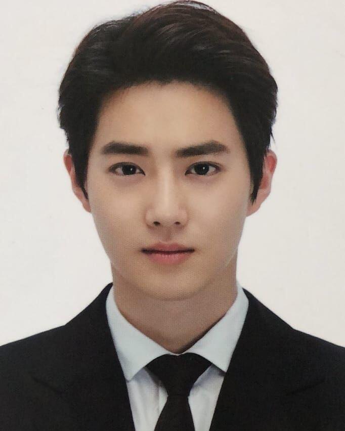 Jadi Leader Kharismatik, 7 Bukti Gagahnya Suho EXO dengan Setelan Jas