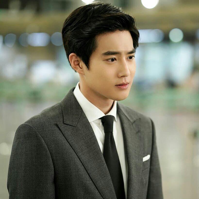 Jadi Leader Kharismatik, 7 Bukti Gagahnya Suho EXO dengan Setelan Jas
