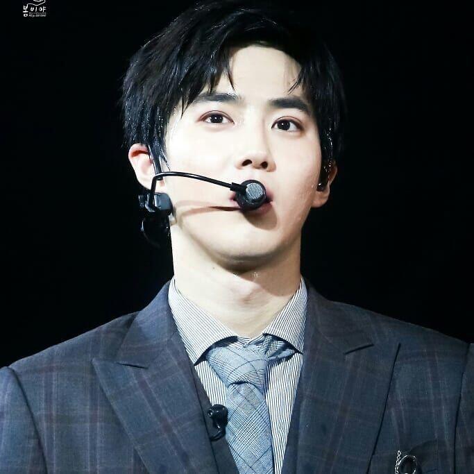 Jadi Leader Kharismatik, 7 Bukti Gagahnya Suho EXO dengan Setelan Jas