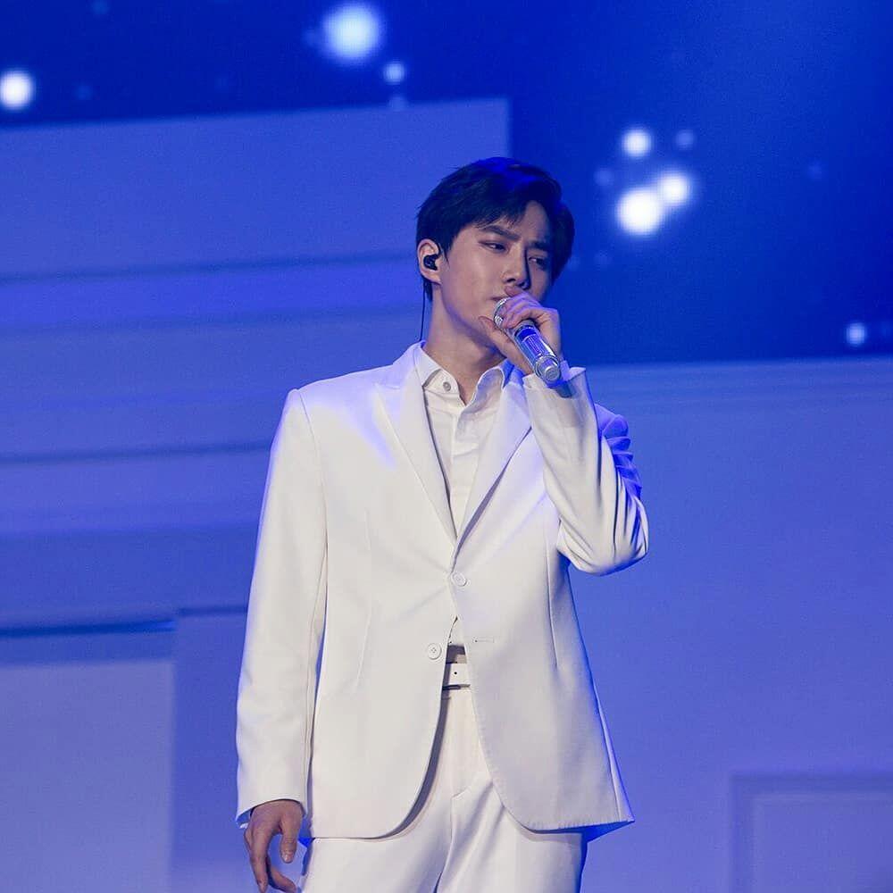Jadi Leader Kharismatik, 7 Bukti Gagahnya Suho EXO dengan Setelan Jas