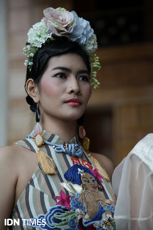 Berbahan Lurik, Rancangan Yunita Kosasih Tampil di Festival Kue Bulan