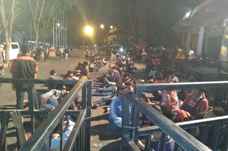 5 Foto Antrean Suporter U-16 Berburu Tiket, Luar Biasa