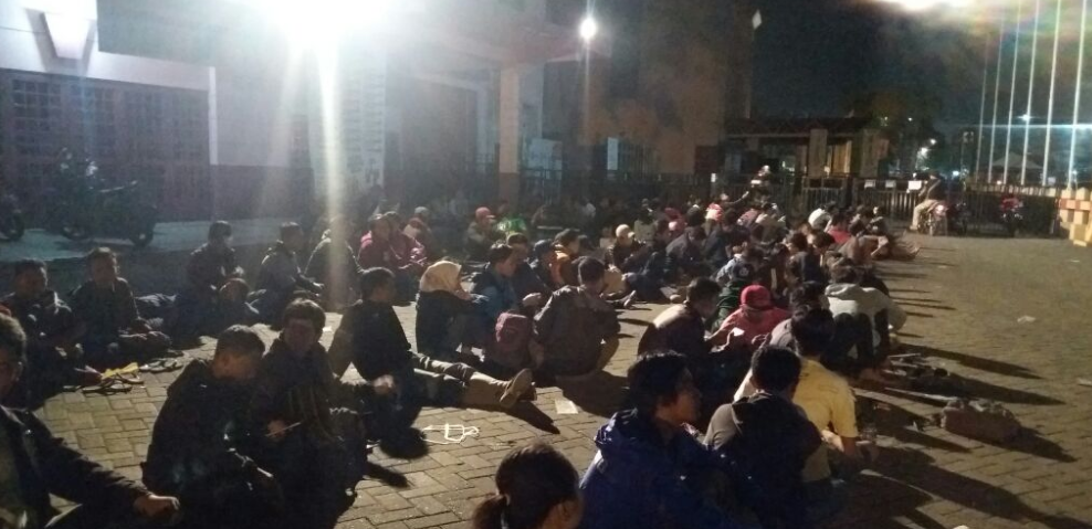 5 Foto Antrean Suporter U-16 Berburu Tiket, Luar Biasa