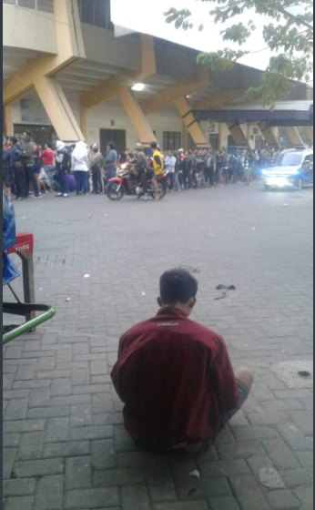 5 Foto Antrean Suporter U-16 Berburu Tiket, Luar Biasa