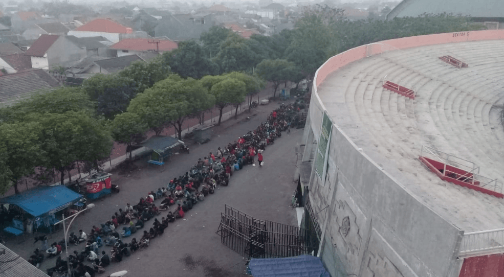 5 Foto Antrean Suporter U-16 Berburu Tiket, Luar Biasa