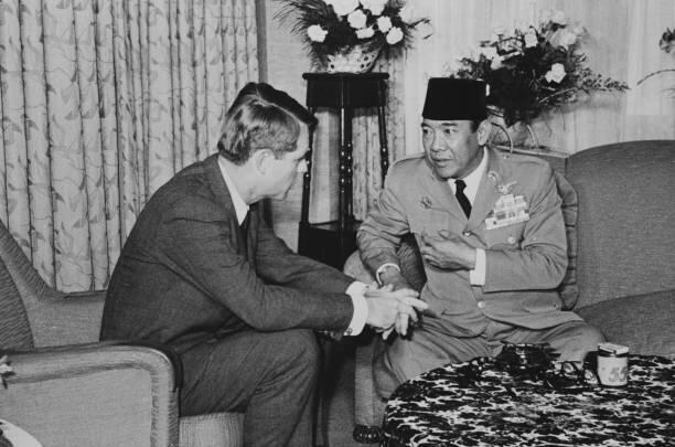 Robert F. Kennedy pernah berkunjung ke Indonesia, lihat foto-fotonya!