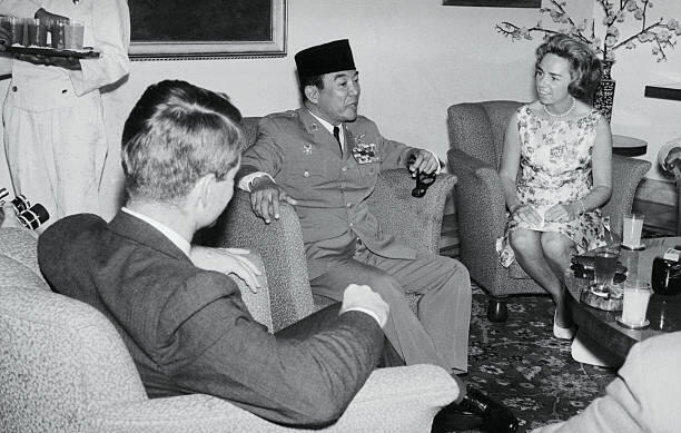 Robert F. Kennedy pernah berkunjung ke Indonesia, lihat foto-fotonya!