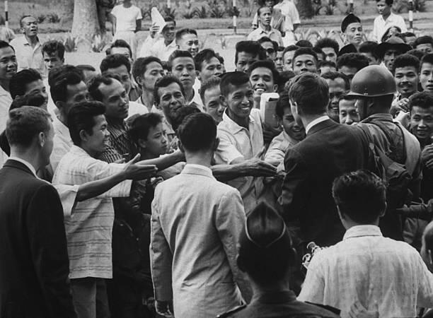 Robert F. Kennedy pernah berkunjung ke Indonesia, lihat foto-fotonya!