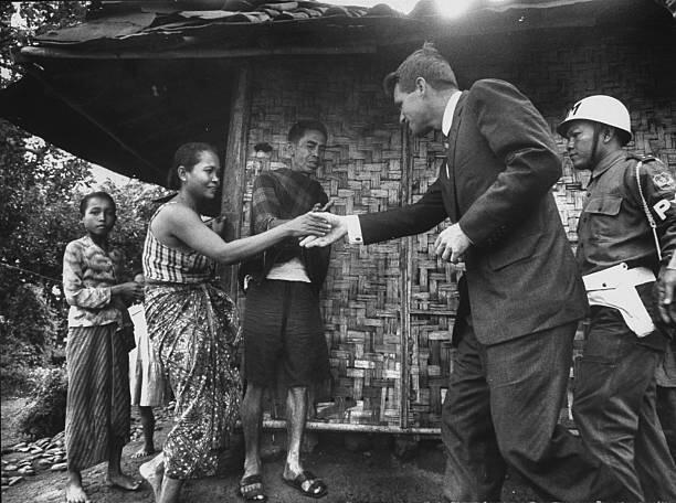 Robert F. Kennedy pernah berkunjung ke Indonesia, lihat foto-fotonya!