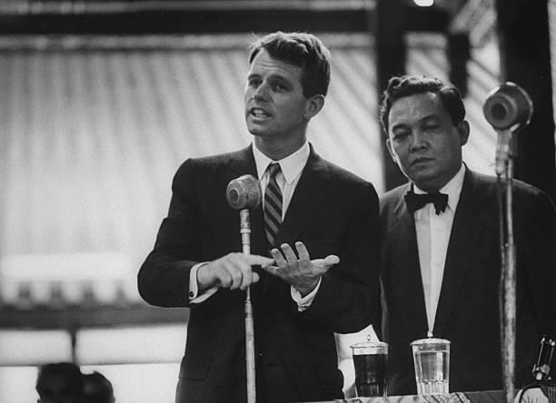 Robert F. Kennedy pernah berkunjung ke Indonesia, lihat foto-fotonya!