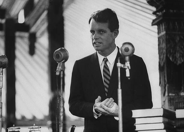 Robert F. Kennedy pernah berkunjung ke Indonesia, lihat foto-fotonya!