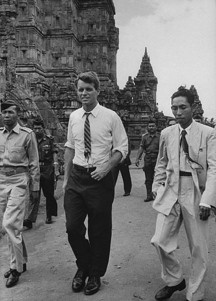 Robert F. Kennedy pernah berkunjung ke Indonesia, lihat foto-fotonya!