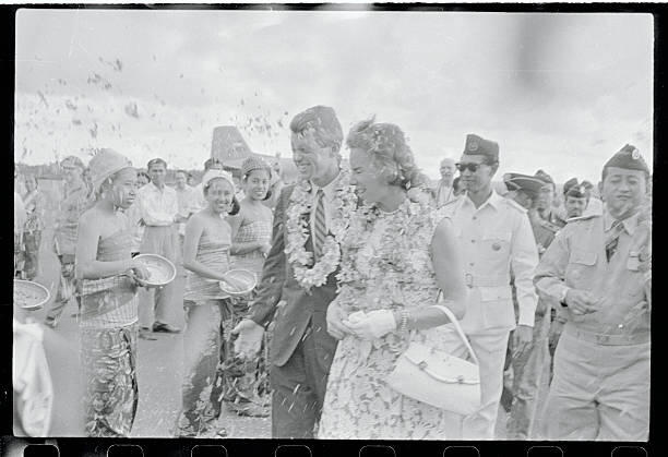 Robert F. Kennedy pernah berkunjung ke Indonesia, lihat foto-fotonya!