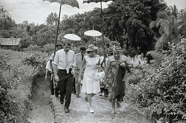 Robert F. Kennedy pernah berkunjung ke Indonesia, lihat foto-fotonya!