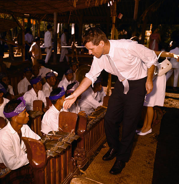 Robert F. Kennedy pernah berkunjung ke Indonesia, lihat foto-fotonya!