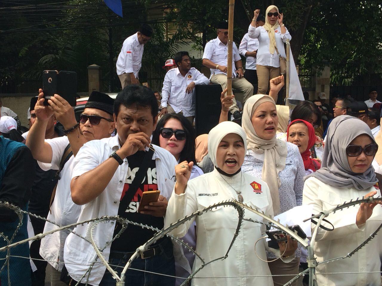 Massa #2019gantipresiden Sambut Prabowo-Sandiaga di KPU