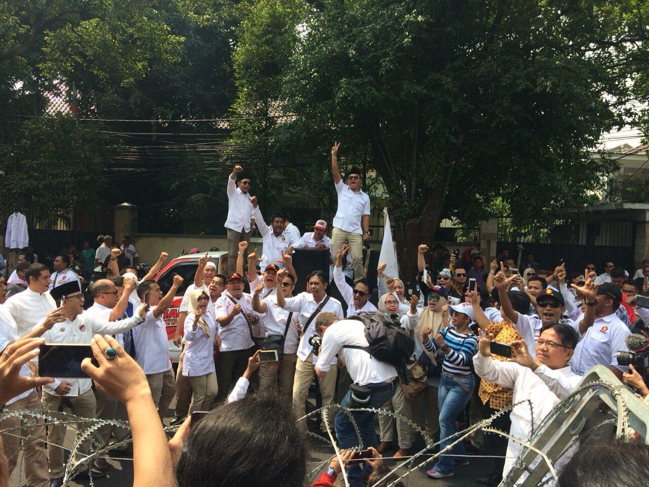 Massa #2019gantipresiden Sambut Prabowo-Sandiaga di KPU