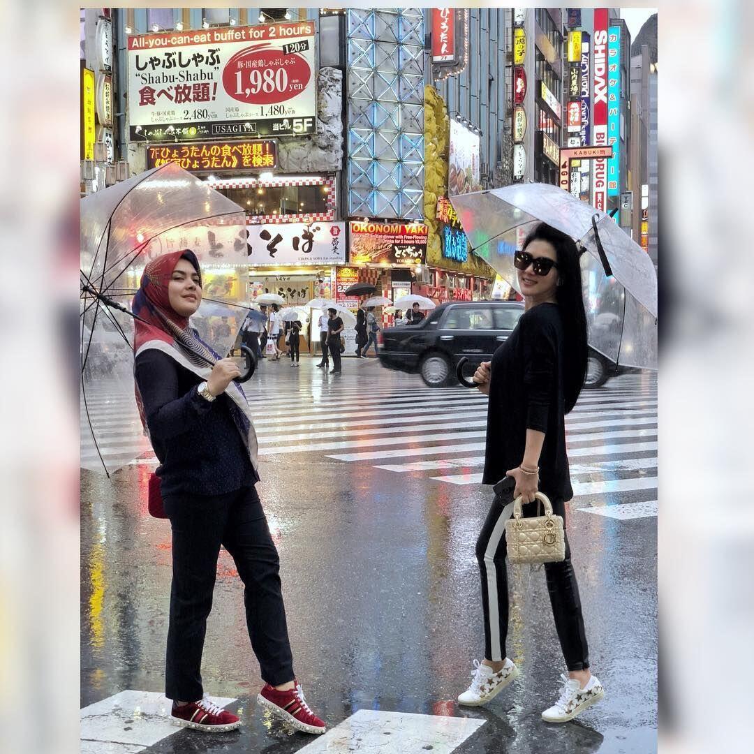 10 Gaya Syahrini dan Aisyahrani Liburan di Jepang, Cetar!
