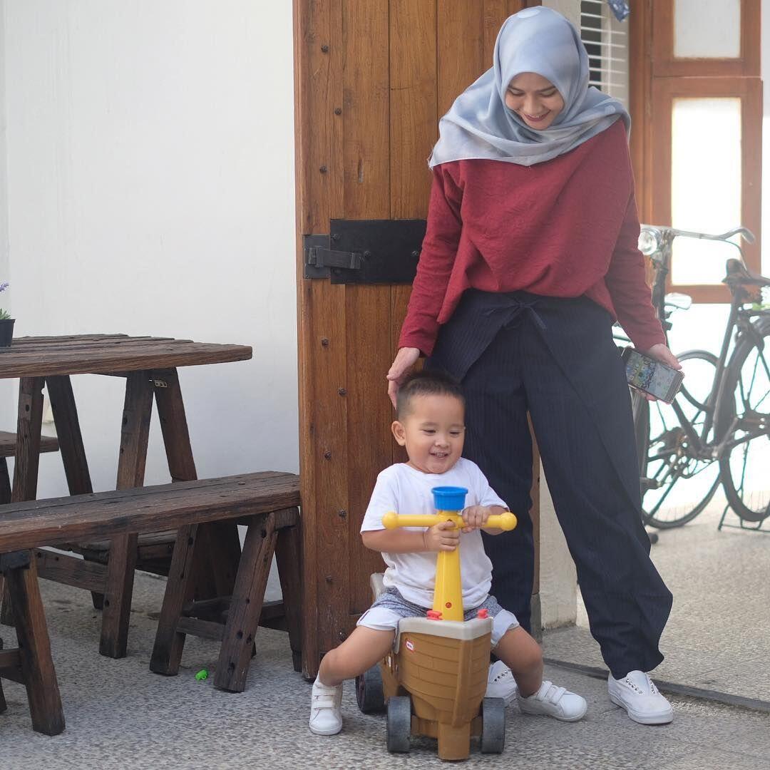 7 Ide Nama Bayi Putra dari Anak Artis, Artinya Gagah & Keren!