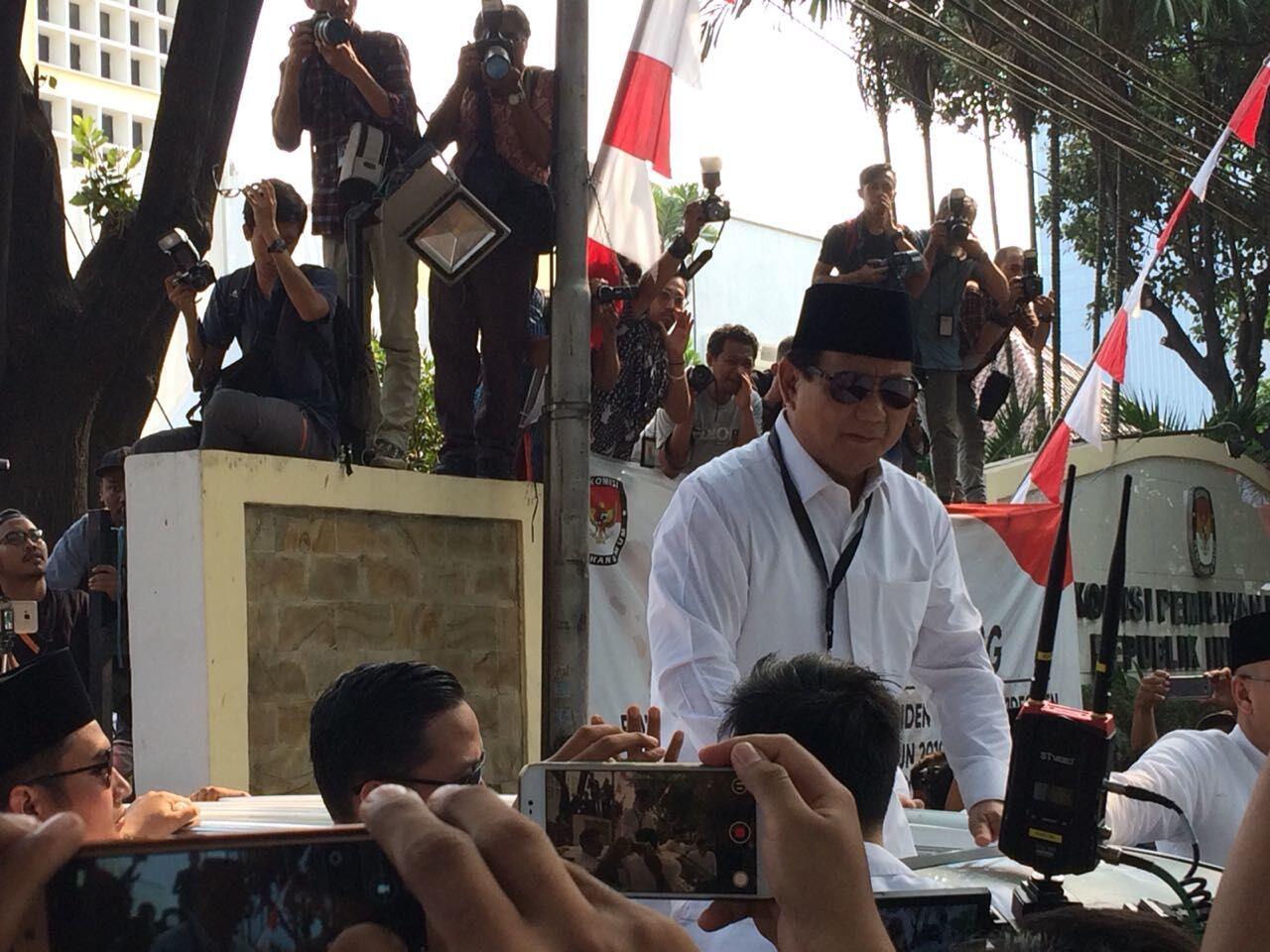 Usai Daftar Capres, Prabowo Orasi Kemiskinan di Depan KPU