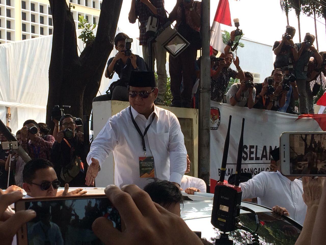 Usai Daftar Capres, Prabowo Orasi Kemiskinan di Depan KPU