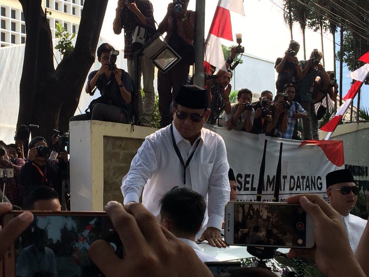 Usai Daftar Capres, Prabowo Orasi Kemiskinan di Depan KPU