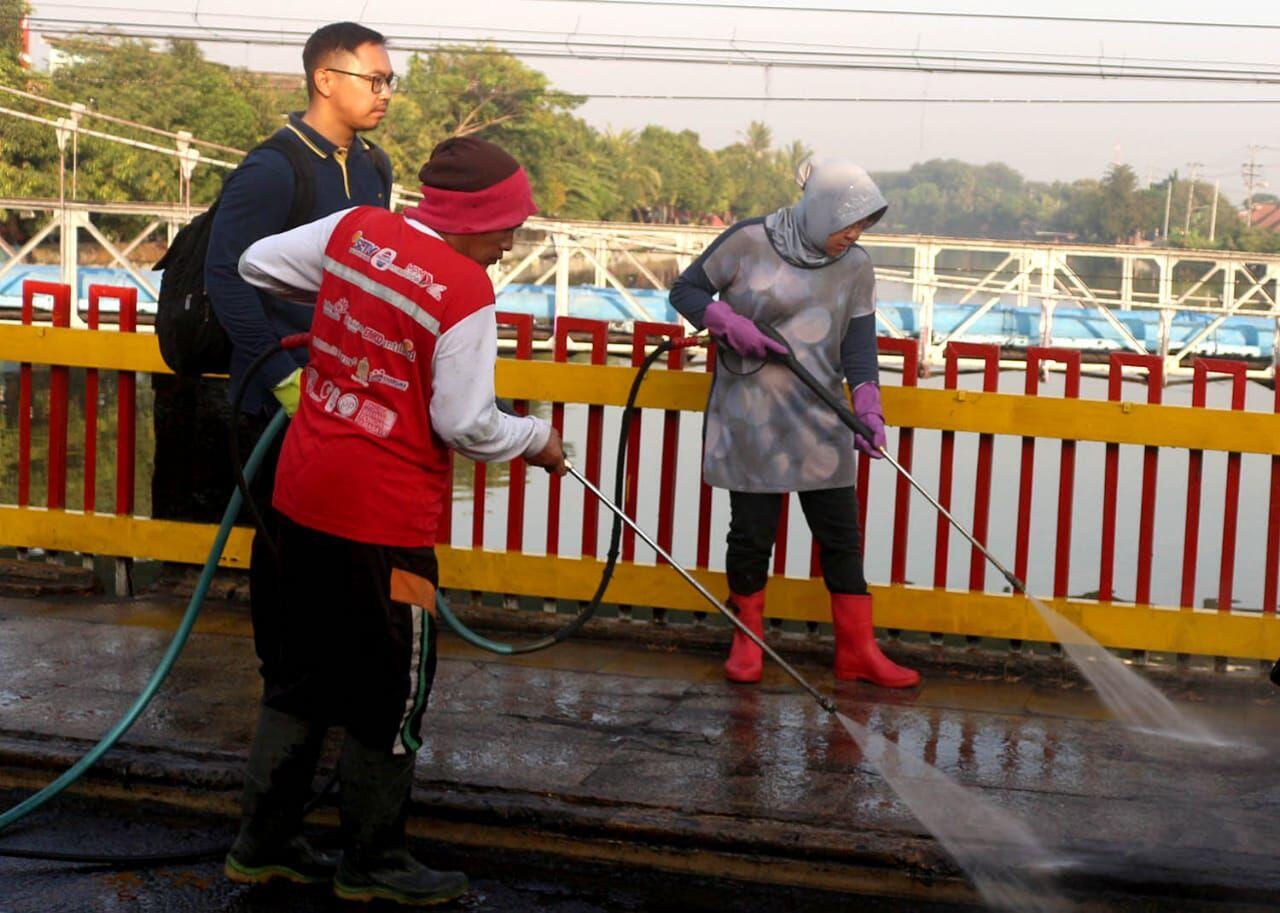 Bersolek Jelang 17-an, Risma Pimpin Pengecatan Trotoar
