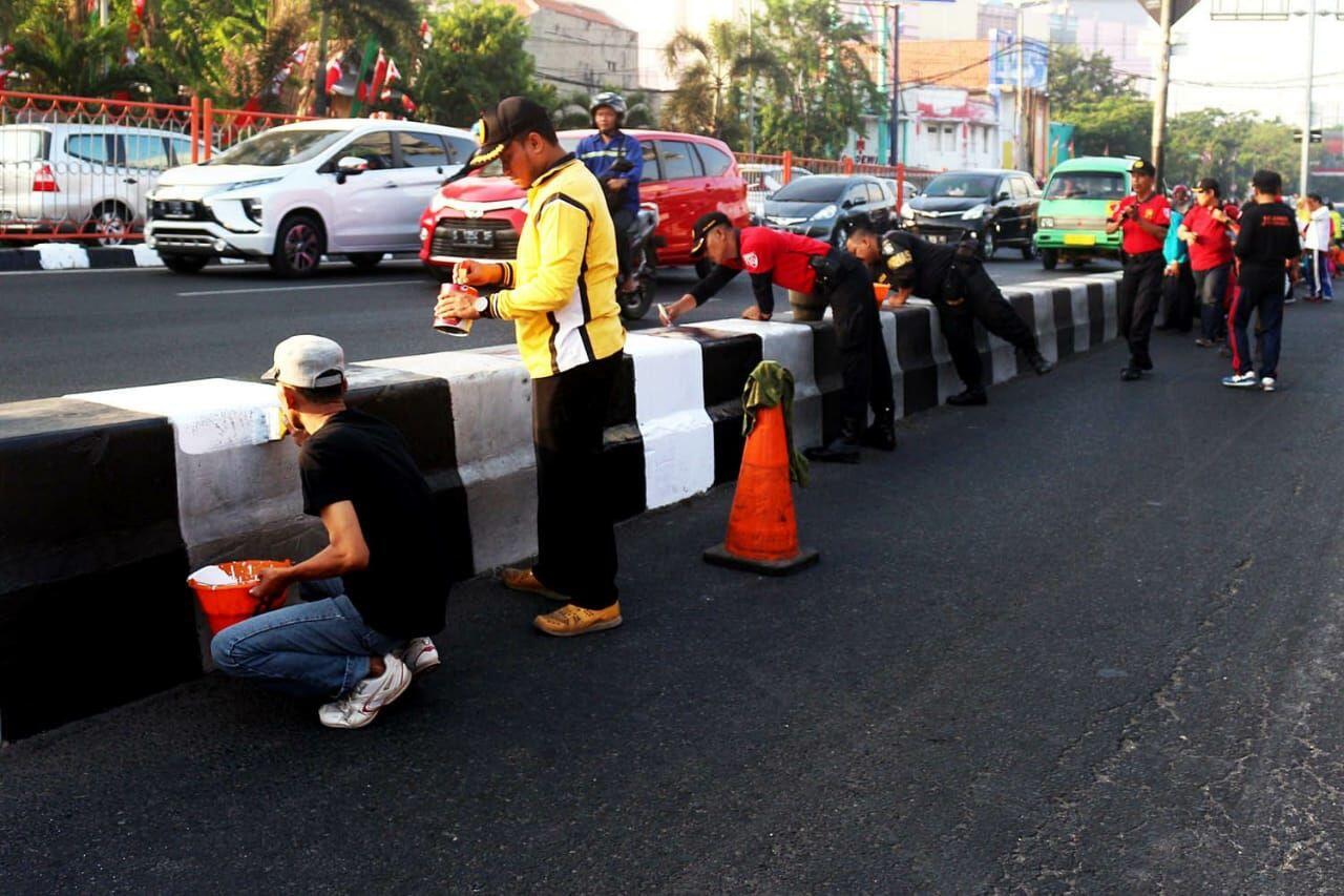 Bersolek Jelang 17-an, Risma Pimpin Pengecatan Trotoar