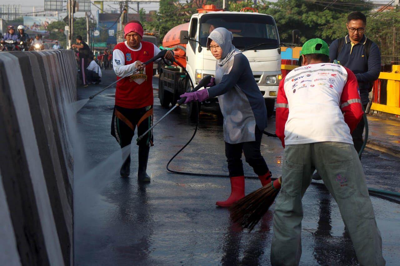Bersolek Jelang 17-an, Risma Pimpin Pengecatan Trotoar