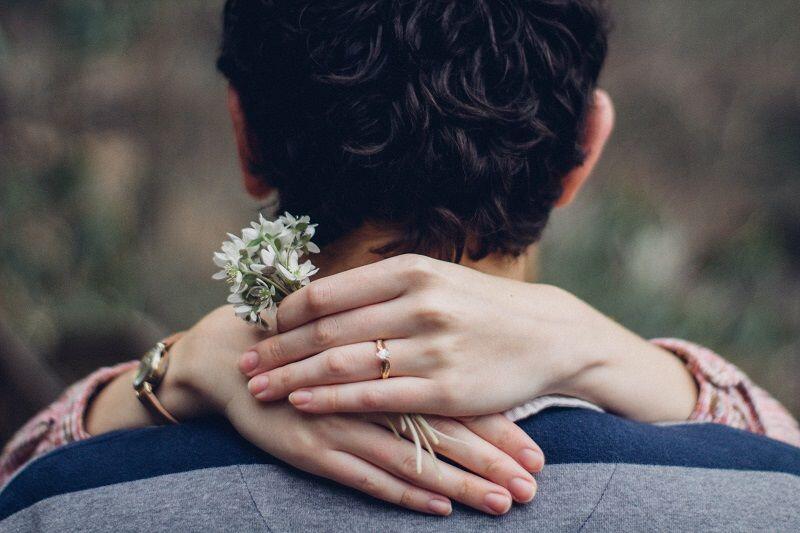 Gak Selamanya Buruk, Ini 5 Keuntungan Punya Pacar Posesif
