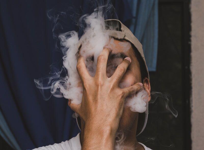 Gak Selamanya Buruk, Ini 5 Keuntungan Punya Pacar Posesif