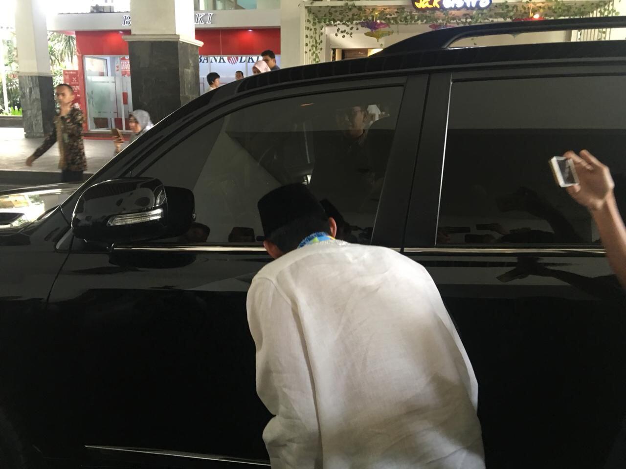 Sandiaga Cium Mobil Dinas di Hari Terakhir Jadi Wagub