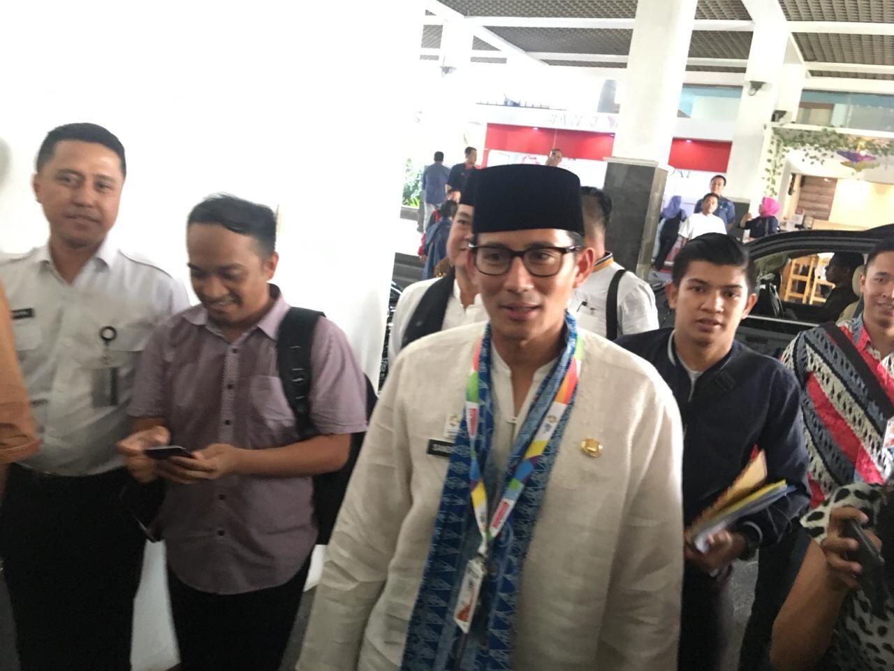 Sandiaga Cium Mobil Dinas di Hari Terakhir Jadi Wagub