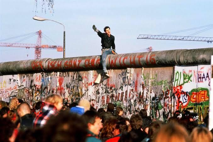 Sebuah Kisah Kasih di Balik Tembok Berlin