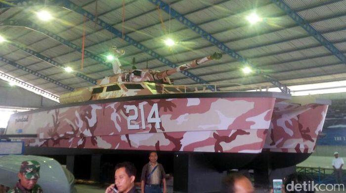 #IniIndonesiaku Kapal Tank Pindad Mampu Lintasi Rawa, Sungai dan Laut!