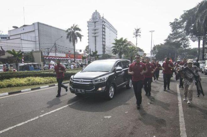 Jokowi Balik Lagi Pakai Kijang Innova, Ada Apa?