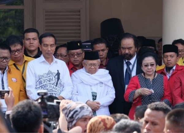 Pakai Sarung Hijau, Ma'ruf Amin Doakan Korban Topan dan Badai Sebelum Daftar di KPU