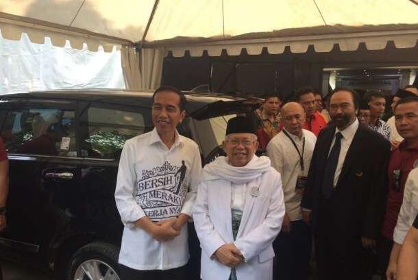 Politik 'Syantik' Prabowo Vs Jokowi