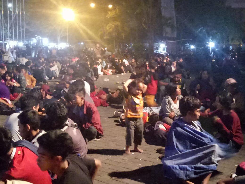 Tak Mau Kehabisan Tiket Final AFF, Ribuan Supporter Menginap