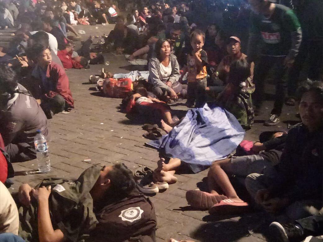 Tak Mau Kehabisan Tiket Final AFF, Ribuan Supporter Menginap