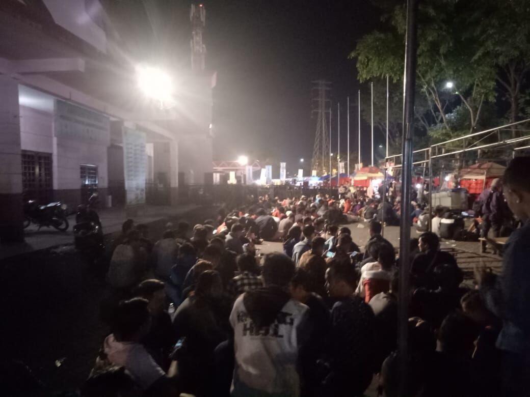 Tak Mau Kehabisan Tiket Final AFF, Ribuan Supporter Menginap