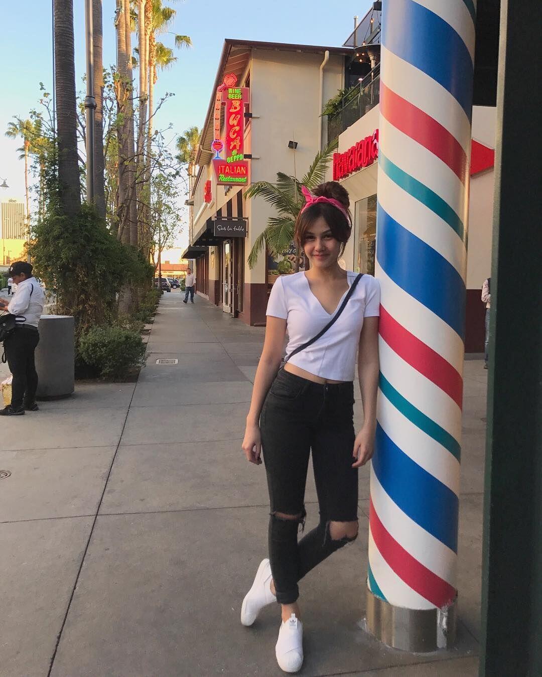 10 Gaya OOTD ala Vanesha Prescilla, Keren Abis!