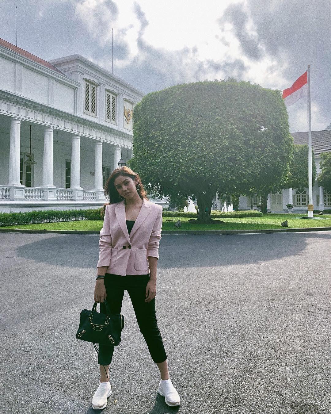 10 Gaya OOTD ala Vanesha Prescilla, Keren Abis!