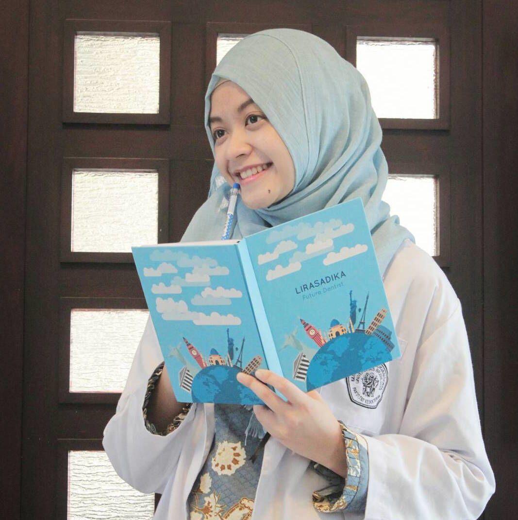 10 Potret Lirasadika, Dokter Muda & Hijaber Bersuara Merdu Asal Malang