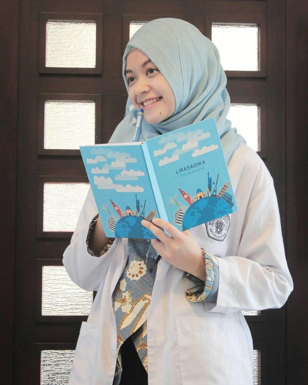 10 Potret Lirasadika, Dokter Muda & Hijaber Bersuara Merdu Asal Malang