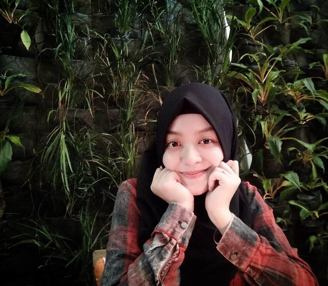 10 Potret Lirasadika, Dokter Muda & Hijaber Bersuara Merdu Asal Malang