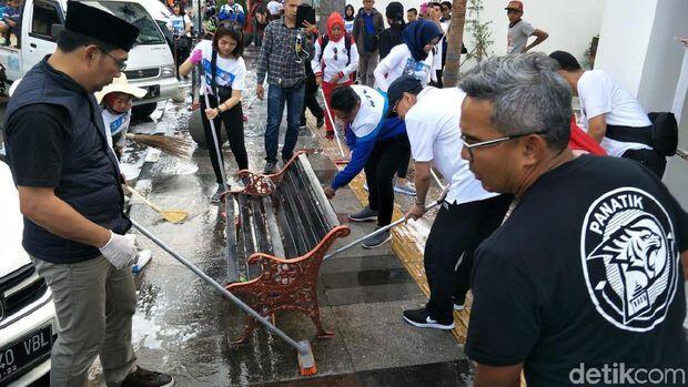 Kompak! Ridwan Kamil dan Warga Kerja Bakti Beberes Bandung